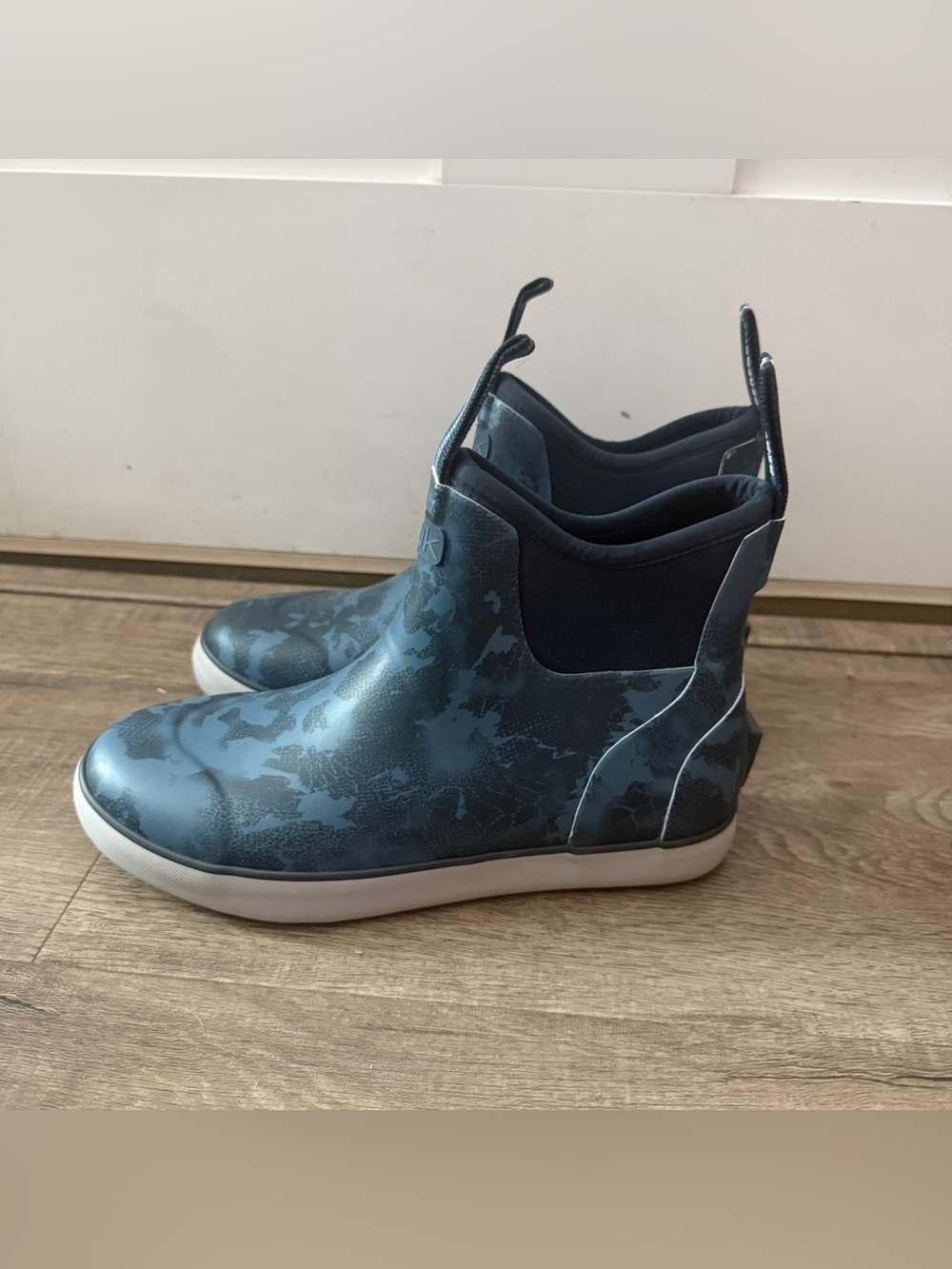 Huk rogue wave shoes deck boots blue men's size 7